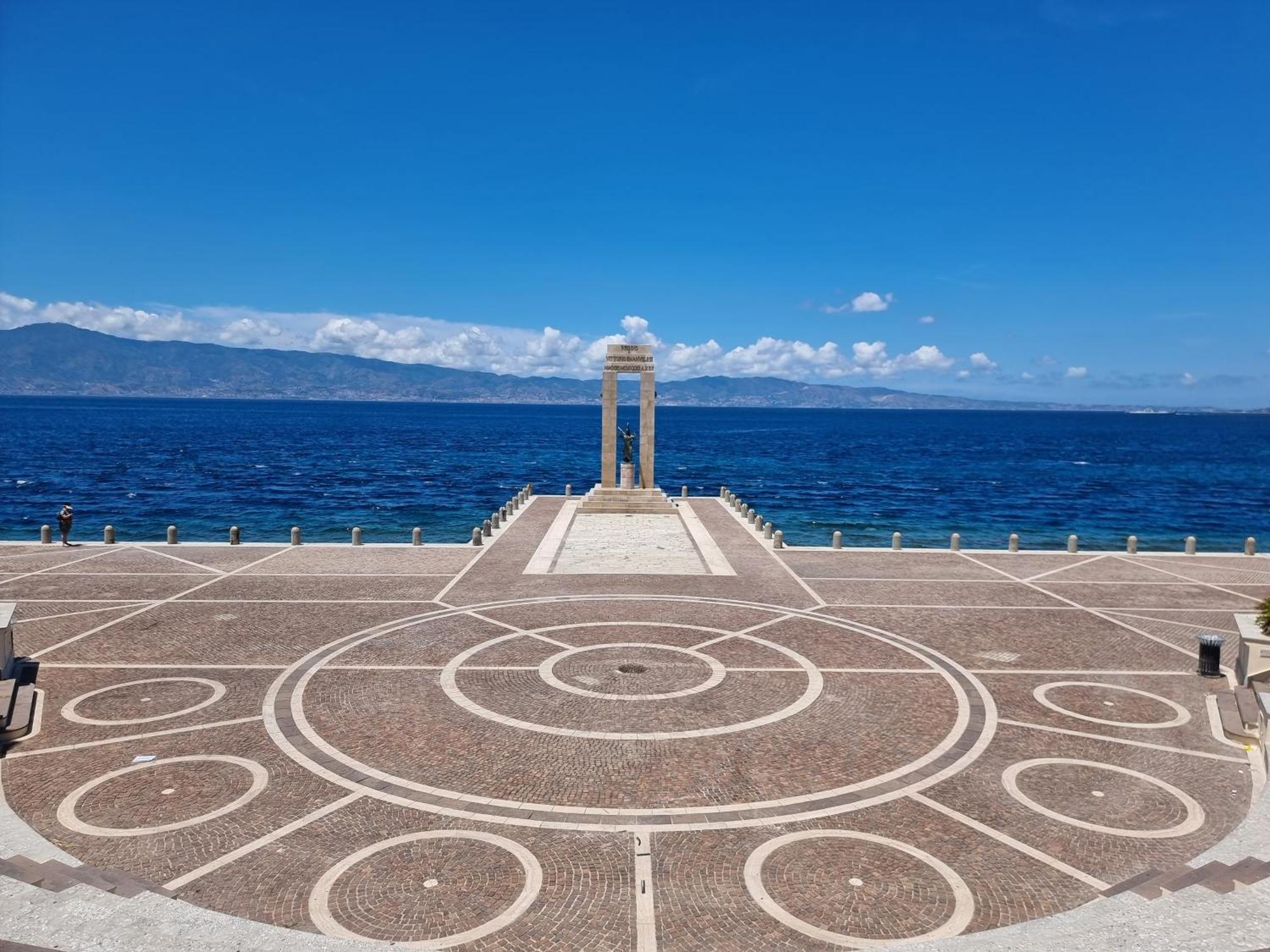 Loft Magna Grecia Reggio Calabria Centro Storico A 3 Minuti A Piedi Dal Mare Apartment Bagian luar foto